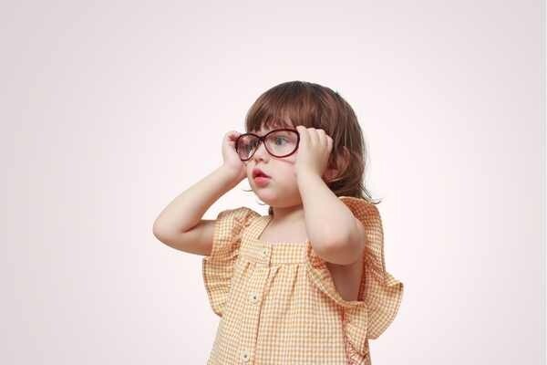 Terapia con luz roja en niños: ¿solución para la miopía o riesgo para la visión?